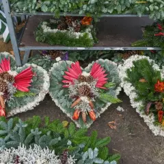 Oryginalne stroiki na Wszystkich Świętych w kształcie serc, ozdobione szyszkami i suszonymi kwiatami, gotowe do udekorowania grobów.
