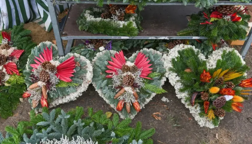 Oryginalne stroiki na Wszystkich Świętych w kształcie serc, ozdobione szyszkami i suszonymi kwiatami, gotowe do udekorowania grobów.